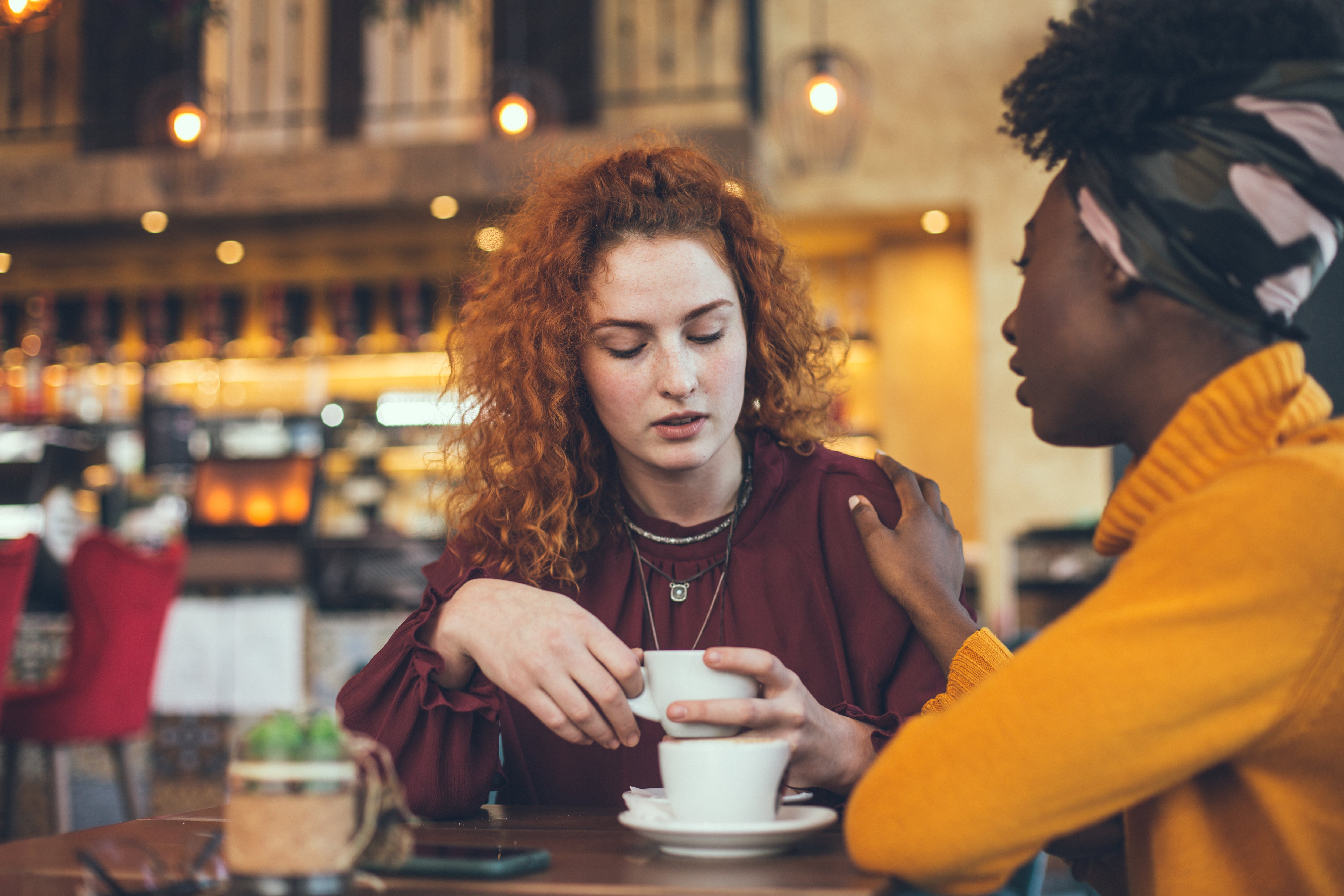Una pareja de amigas hablando (AdobeStock)