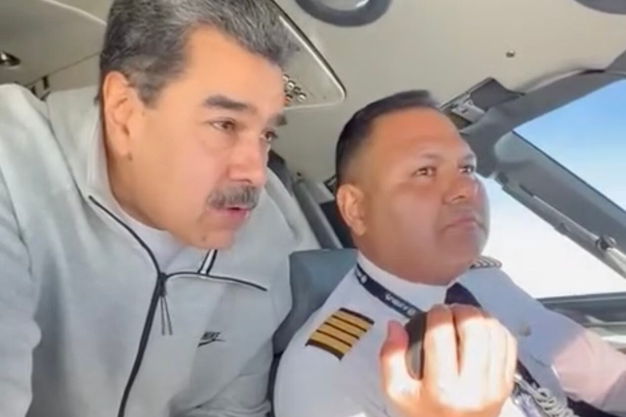Maduro, junto al piloto Bitner Villegas en la cabina de un avión (Associated Press)