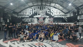 La 12 con la barra de Corinthians