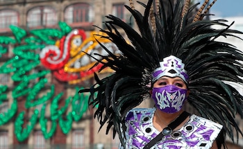 FOTO DE ARCHIVO: Danzantes realizan rituales en la explanada de la capital mexicana. EFE/Mario Guzmán