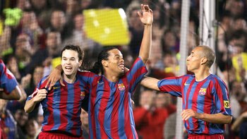 Larsson festeja con Iniesta y