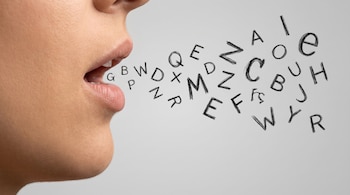 Primer plano lateral de una boca y barbilla de persona con labios abiertos, de donde salen letras negras que flotan sobre un fondo gris claro.
