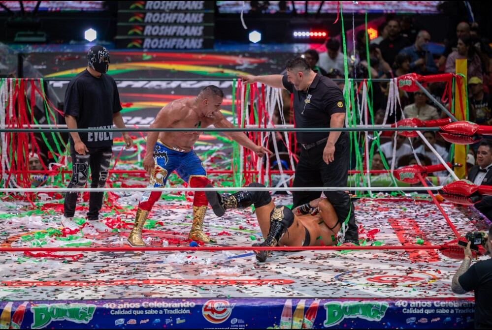 Valiente cayó derrotado y dejó su máscara en el ring. (Cortesía: CMLL / Diego Cedrix)