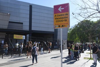 Desde la cartera que dirige