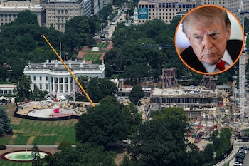 Vista aérea de la Casa Blanca con obras de construcción en curso, una grúa amarilla, árboles y un retrato circular de Donald Trump