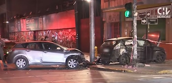 Así quedaron la camioneta en la que iban los siete carabineros y el vehículo de aplicación en el que la colombiana iba de copiloto - crédito captura de pantalla CHV Noticias