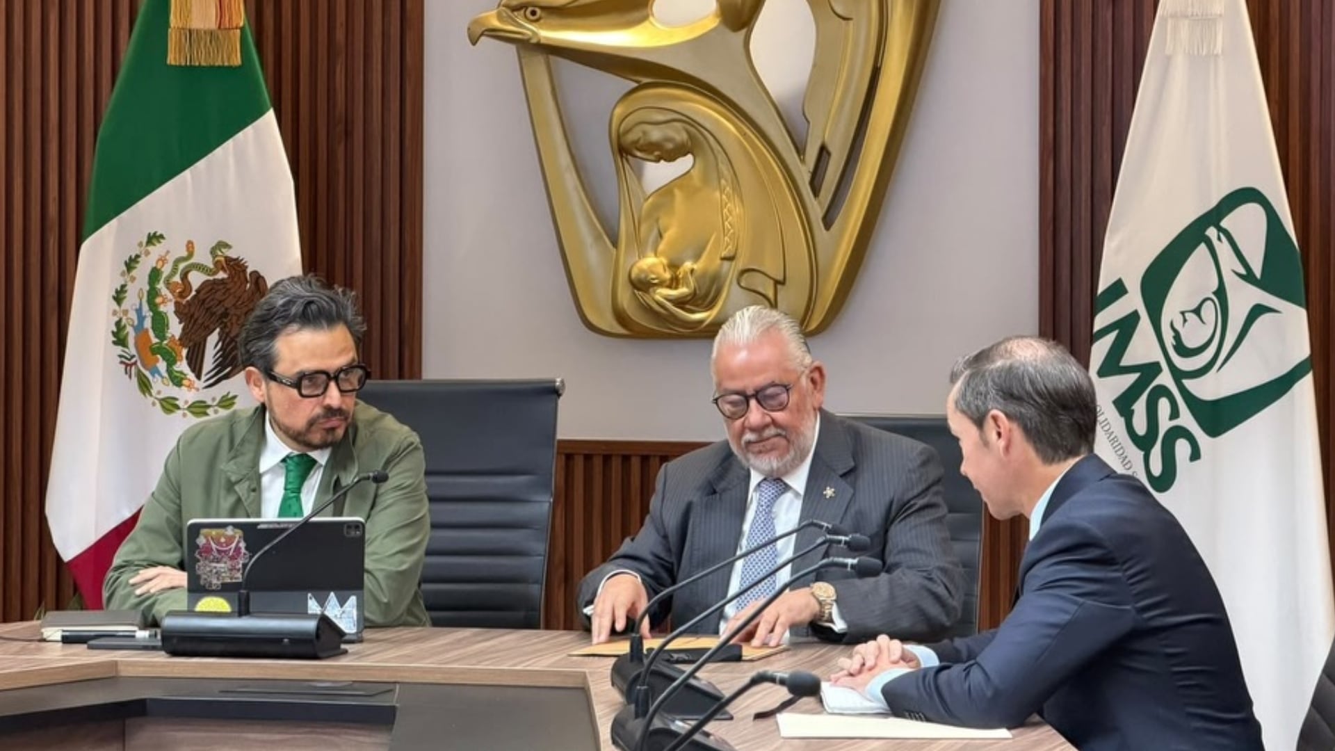 El director general del IMSS, Zoé Robledo, encabeza una reunión de trabajo junto a funcionarios en la sede de la institución en México. (Instagram: Zoé Robledo)