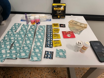 Desde enero, el control migratorio ha permitido identificar y actuar contra personas que, según los oficiales, presentan indicios de propiciar turismo sexual. Las entrevistas en frontera y la revisión de antecedentes o pertenencias han sido determinantes para estas acciones - crédito Migración Colombia