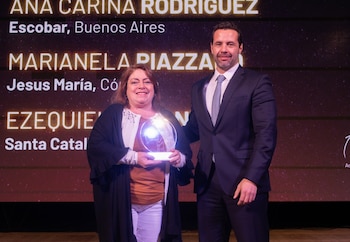 Marianela Piazzano, Secretaria de Coordinación de Gestión y Planificación Estratégica de la Municipalidad de Jesús María, Córdoba, recibió su premio de la mano de Juan Mazzón