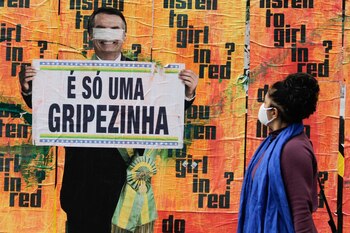 23/09/2020 Un mural de la Avenida Paulista recuerda a los transeúntes una de las frases del presidente, Jair Bolsonaro, acerca de la pandemia que ha dejado ya casi 1,1 millones de muertes en todo el mundo, 151.750 sólo en Brasil.
POLITICA SUDAMÉRICA BRASIL LATINOAMÉRICA INTERNACIONAL
FÁBIO VIEIRA/FOTORUA / ZUMA PRESS / CONTACTOPHOTO