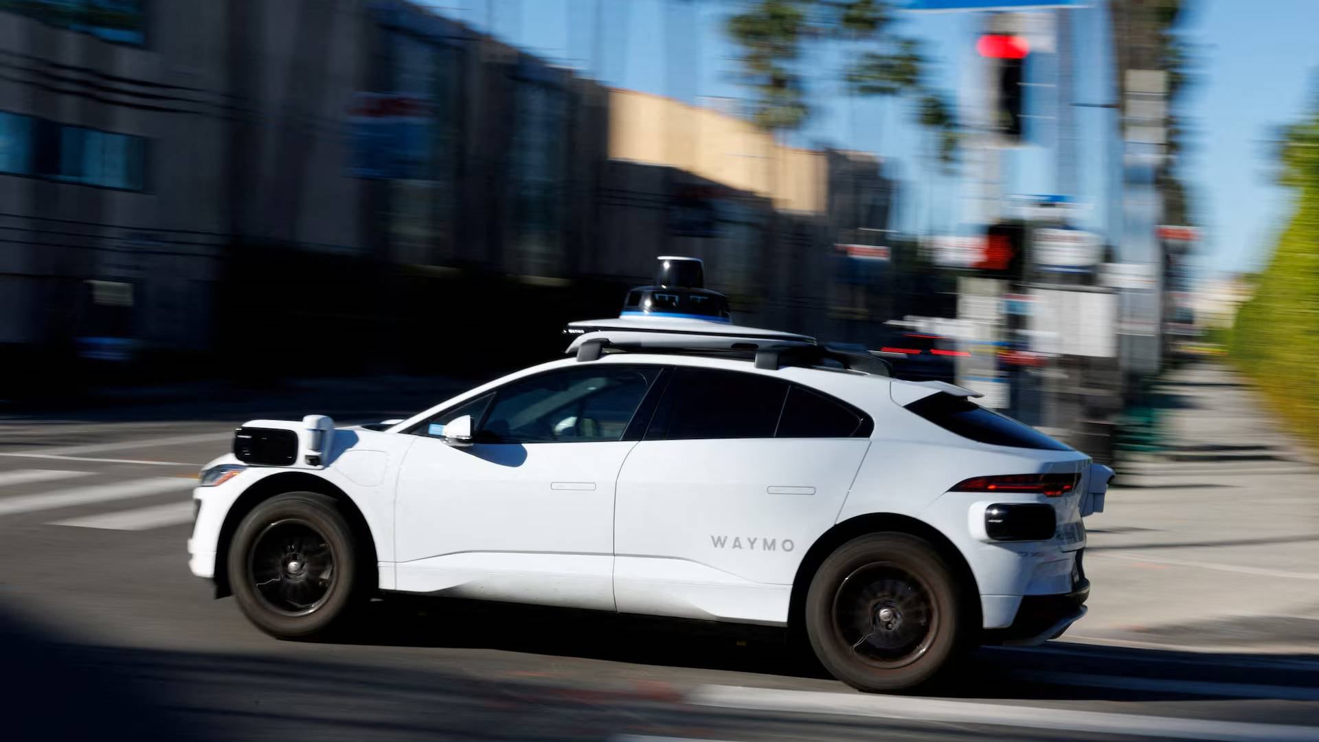 Waymo suspende temporalmente todos los viajes en autopista de sus taxis autónomos en San Francisco, Los Ángeles, Phoenix y Miami por razones de seguridad (Reuters)