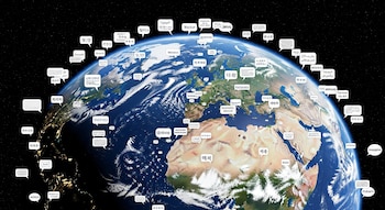 Un planeta Tierra en el espacio, con nubes y masas de tierra, rodeado de numerosos globos de diálogo blancos que contienen textos en múltiples idiomas.