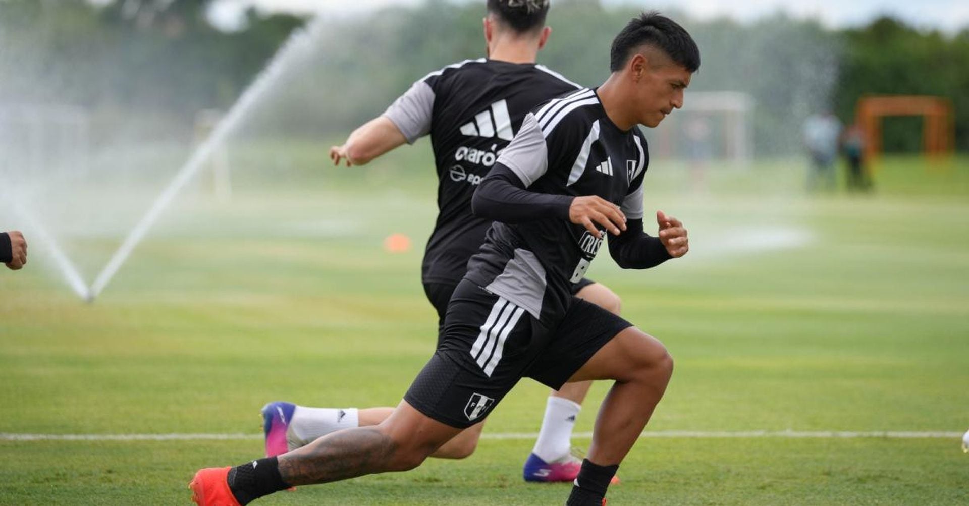 El regreso de Marcos Huamán a la selección peruana estuvo acompañado por el respaldo de sus compañeros. El defensor aseguró sentirse cada vez más cómodo y resaltó el ambiente de unidad que encuentra dentro del plantel. (Selección Peruana)