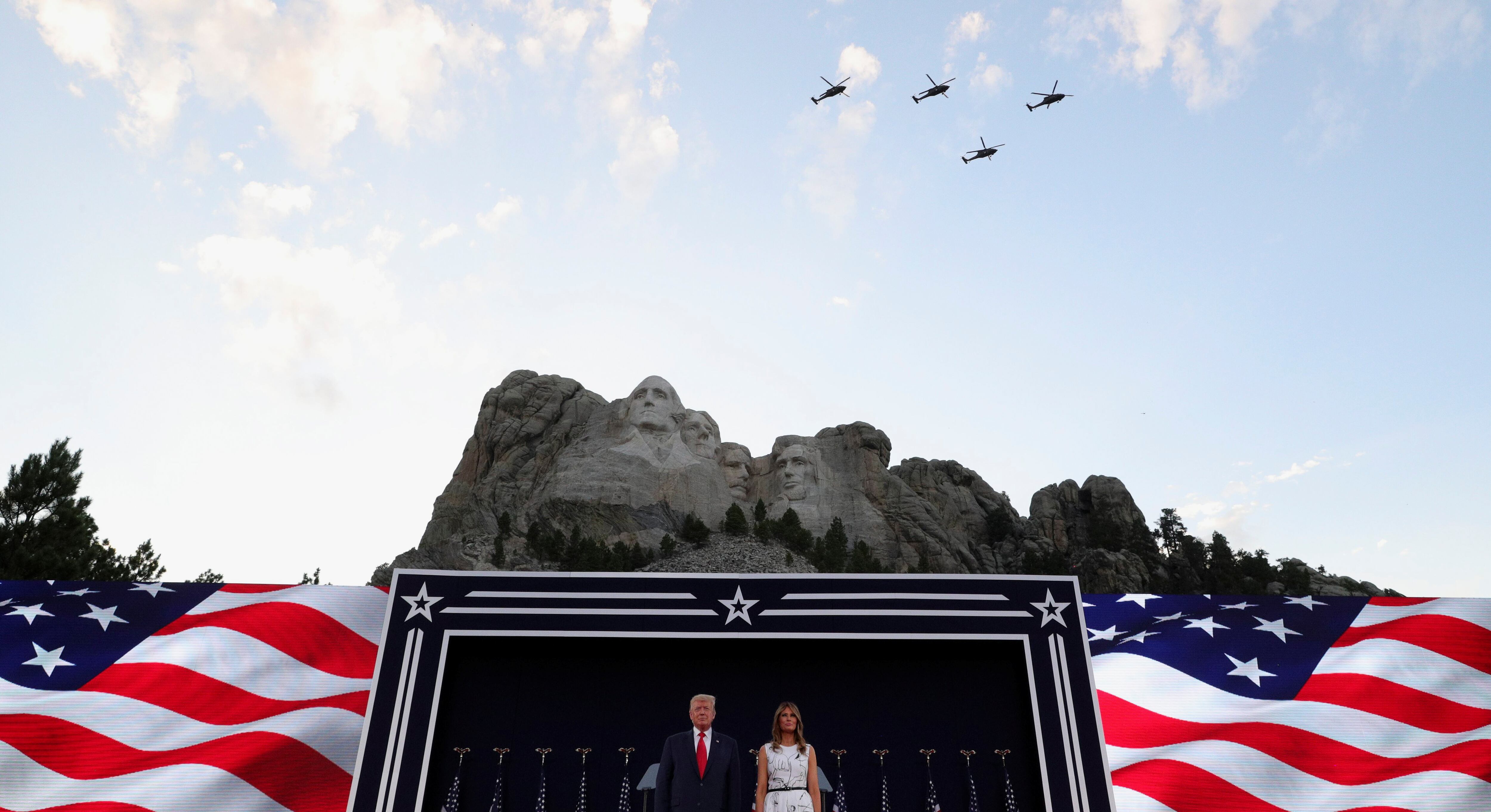 La última edición de los fuegos artificiales en Mount Rushmore ocurrió en 2020 con la presencia de Donald Trump, tras una pausa de más de una década por controversias ambientales (REUTERS/Tom Brenner)