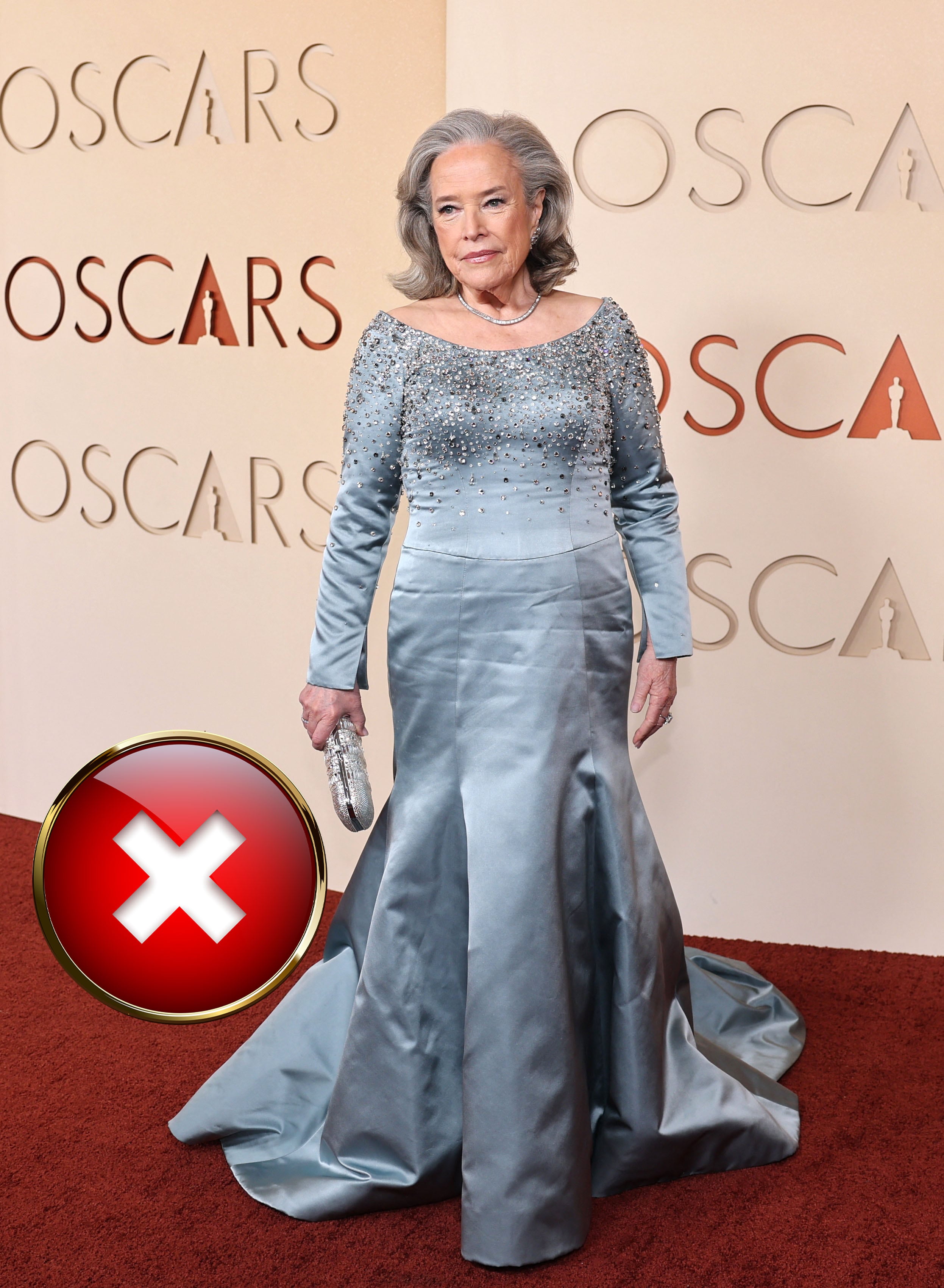 Kathy Bates se presentó con un vestido de seda gris plata, mangas largas y pedrería, aunque el corte antiguo restó frescura