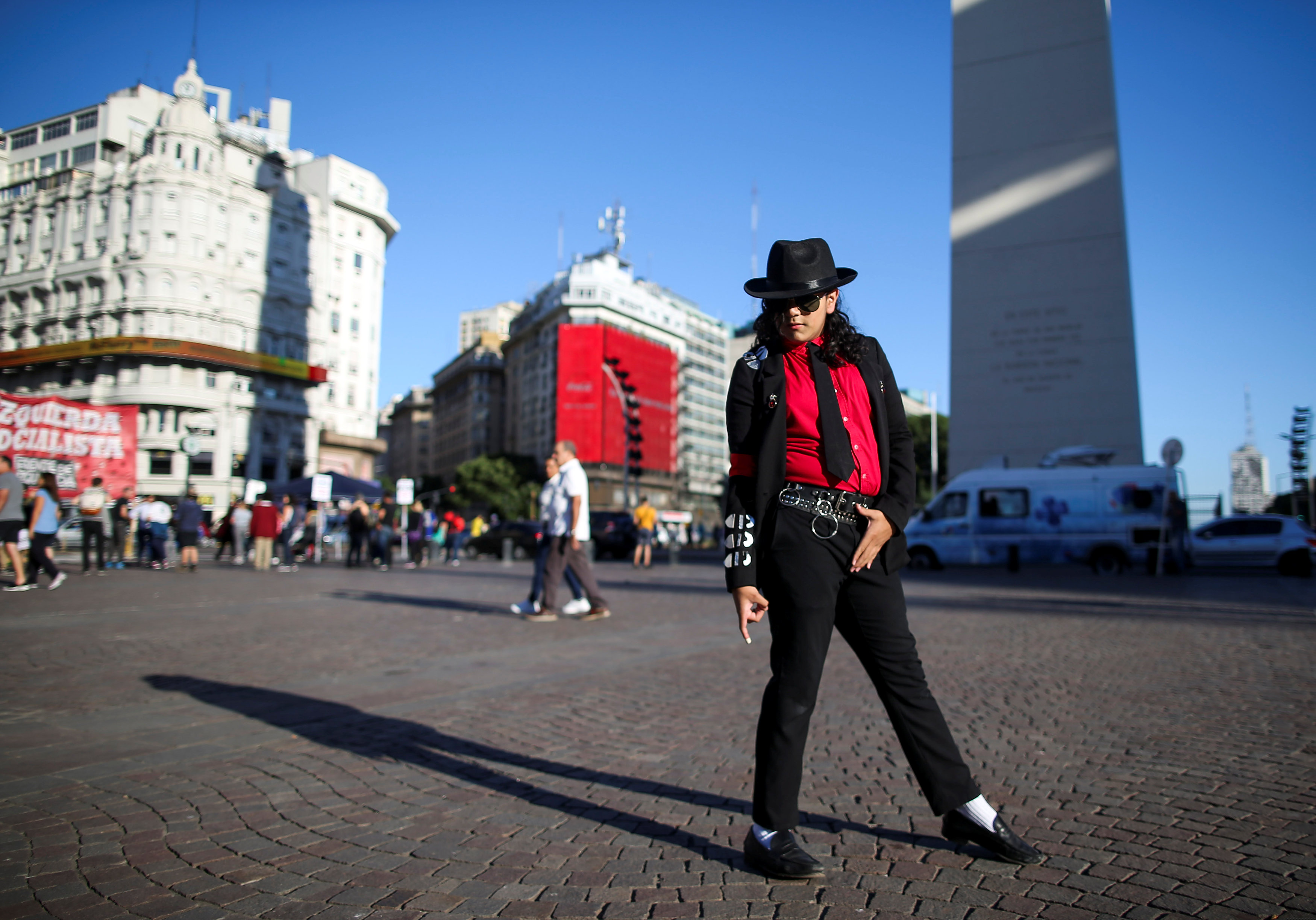 Sus pasos y estilo siguen