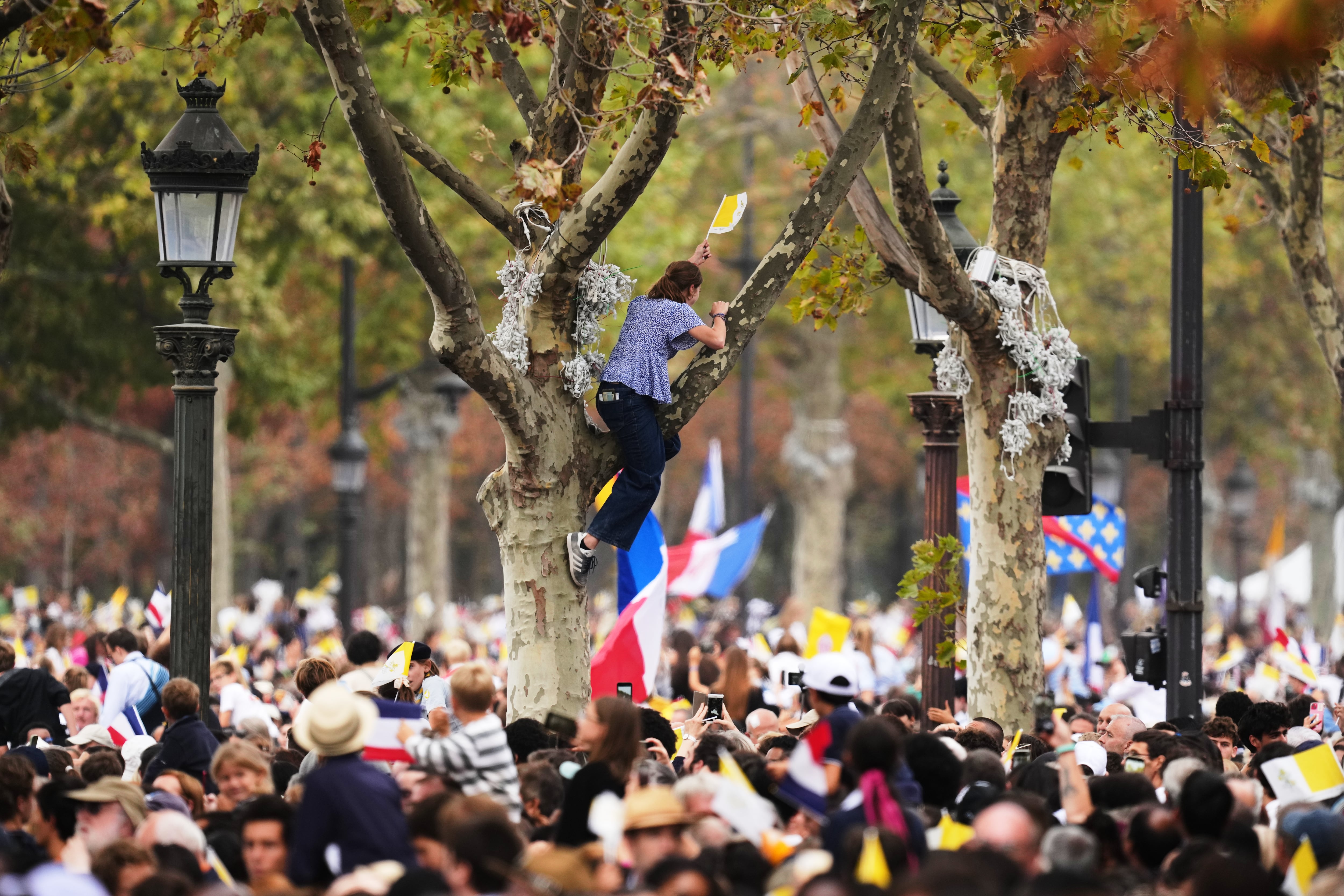 La gente espera la llegada del Papa León XIV para celebrar misa en la Place de la Concorde, París, el sábado 26 de septiembre de 2026. (Foto AP/Aurelien Morissard)