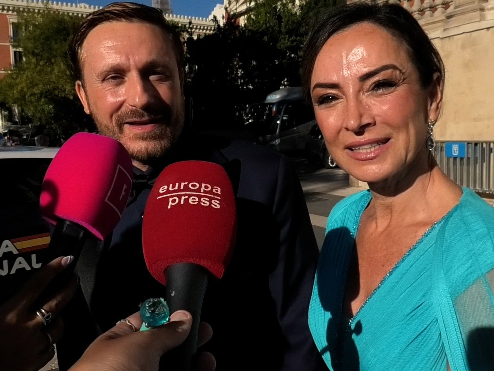 Juan Peña y Sonia González desvelan por qué todavía no han pasado por el altar tras más de una década juntos.Juan Peña y Sonia González han acudido a la boda de sus amigos con muchas ganas de disfrutar de una jornada muy especial en la que, además, el cantante tenía previsto poner voz a la celebración. A su llegada a la iglesia, la pareja se ha mostrado de lo más cómplice y ha hablado con naturalidad sobre su propia relación y los motivos por los que, después de tantos años juntos, todavía no han pasado por el altar. Una historia de amor consolidada en la que ambos aseguran sentirse plenamente felices, aunque sus ideas sobre cómo sería su boda ideal parecen ser bastante diferentes.EUROPA ESPAÑA SOCIEDADEUROPA PRESS REPORTAJES