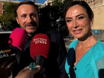 Juan Peña y Sonia González desvelan por qué todavía no han pasado por el altar tras más de una década juntos.
Juan Peña y Sonia González han acudido a la boda de sus amigos con muchas ganas de disfrutar de una jornada muy especial en la que, además, el cantante tenía previsto poner voz a la celebración. A su llegada a la iglesia, la pareja se ha mostrado de lo más cómplice y ha hablado con naturalidad sobre su propia relación y los motivos por los que, después de tantos años juntos, todavía no han pasado por el altar. Una historia de amor consolidada en la que ambos aseguran sentirse plenamente felices, aunque sus ideas sobre cómo sería su boda ideal parecen ser bastante diferentes.
EUROPA ESPAÑA SOCIEDAD
EUROPA PRESS REPORTAJES