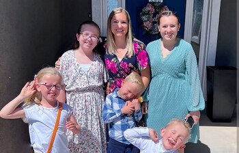 Tausha junto a sus cinco