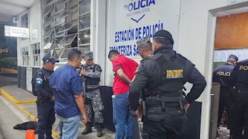 La policía de Guatemala entrega a ciudadano salvadoreño acusado de extorsión
