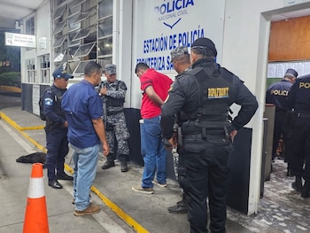 El salvadoreño fue localizado y detenido en Ciudad de Guatemala, posteriormente fue trasladado a la frontera San Cristóbal, en El Salvador./ (PNC de Guatemala)