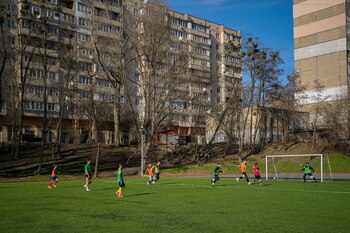 Un grupo de niños juega durante un entrenamiento de fútbol en Kiev, el miércoles 27 de marzo de 2024 (AP Foto/Vadim Ghirda)