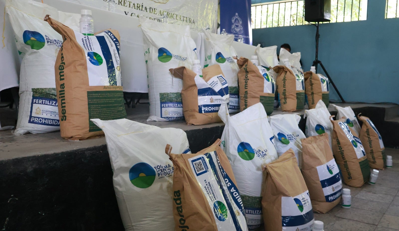 Un grupo de 400 productores recibió insumos para enfrentar la emergencia por sequía en la ganadería.