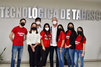 El embajador Salazar con miembros