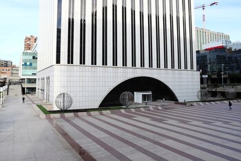 Una plaza casi vacía fuera