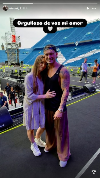 Eliana abraza a su hijo