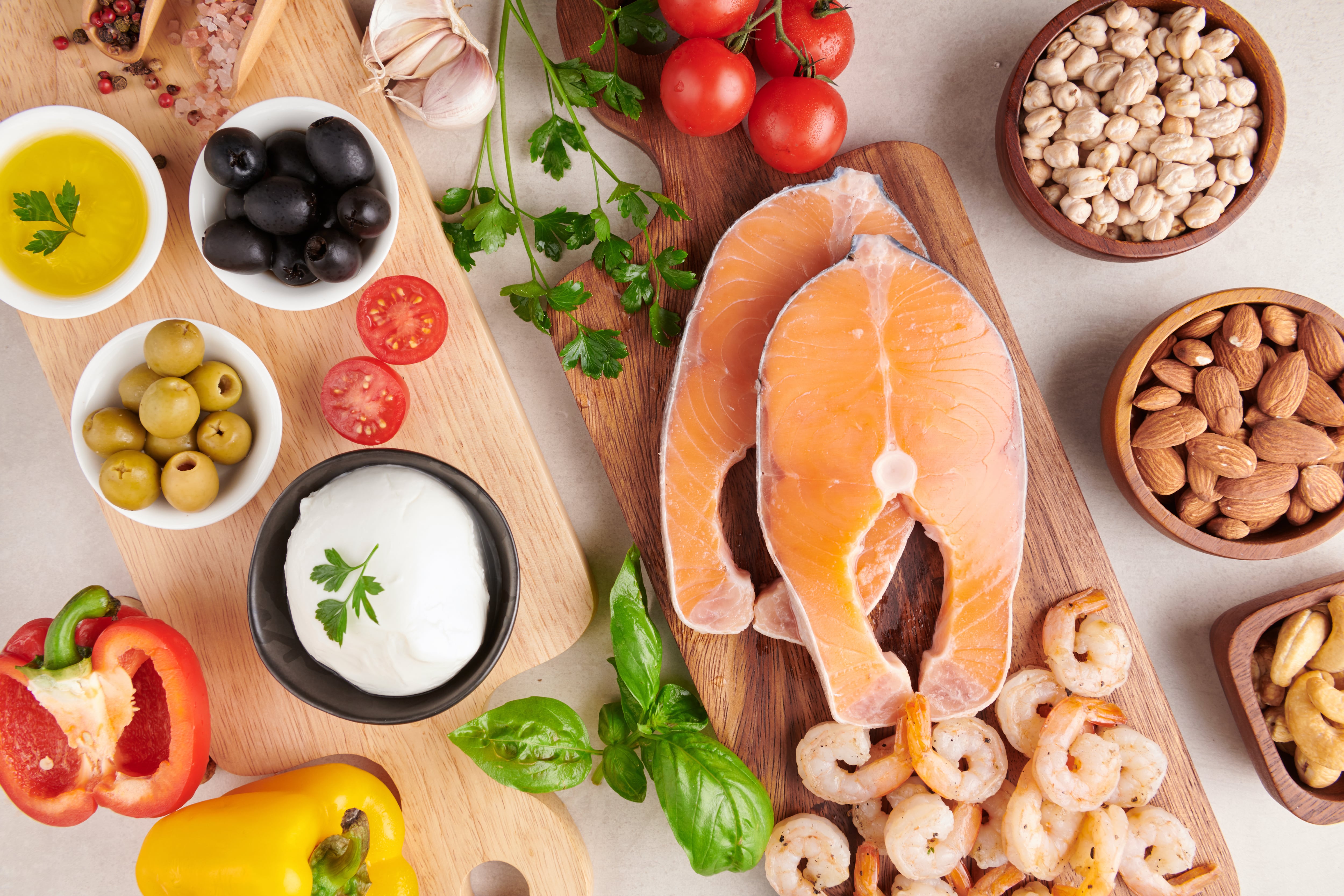Menús variados con proteínas magras, fibra y grasas saludables permiten reducir el consumo de calorías vacías, mejorar la digestión (Freepik)