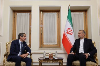 Rafael Grossi, durante su reunión con el ex canciller iraní Hossein Amir-Abdollahian, en Teherán, el pasado 6 de mayo (Majid Asgaripour/WANA via REUTERS)