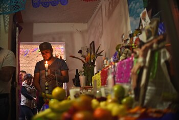 Frente a ella, se levanta