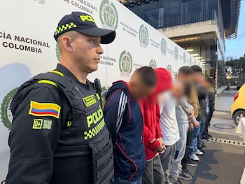 La Policía de Bogotá capturó a ocho presuntos fleteros que se movían en un taxi y una van - crédito MEBOG