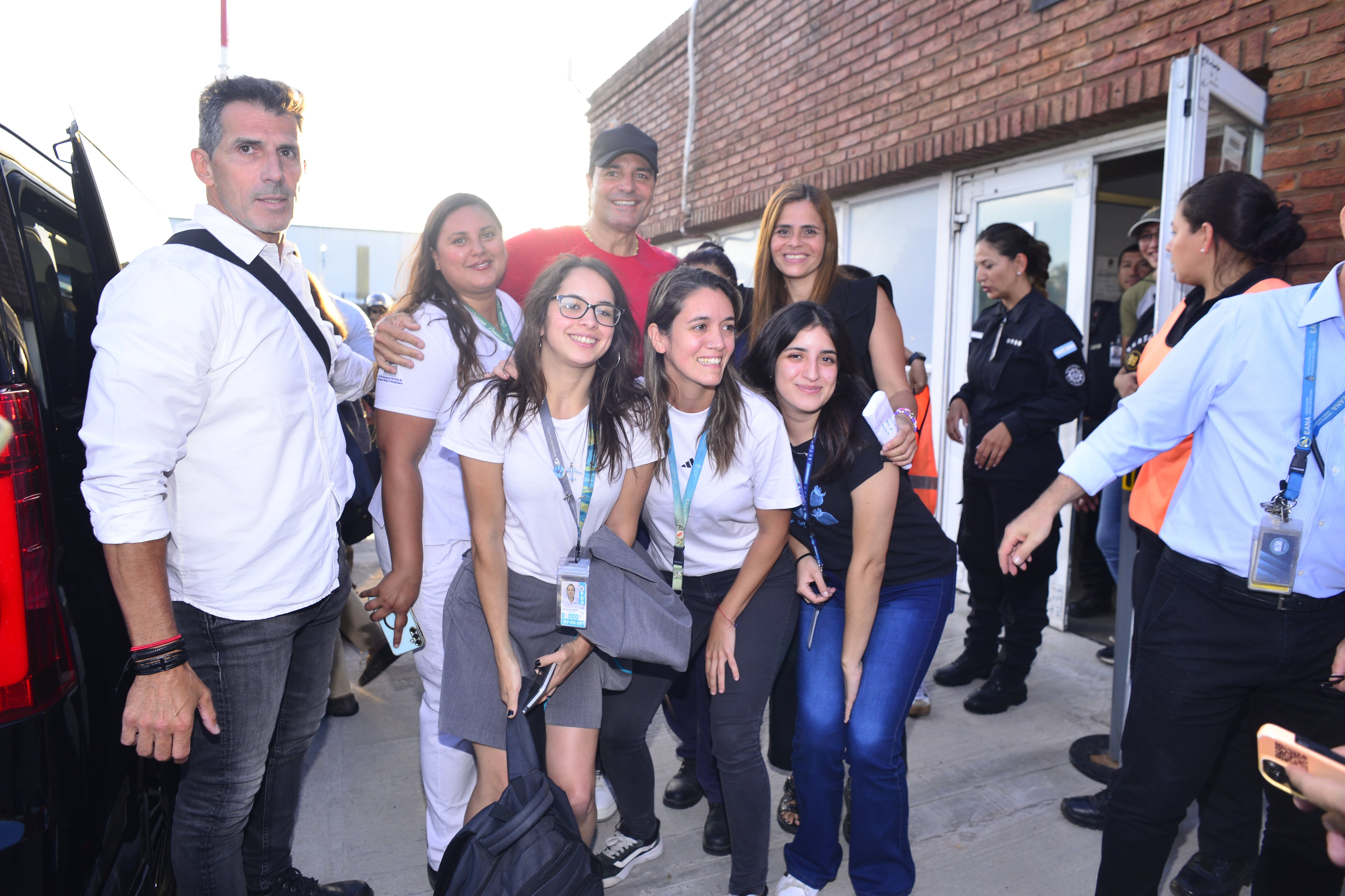 Chayanne posa sonriente con un grupo de entusiastas fans en Argentina tras su llegada al país para próximos eventos. (RSFotos)