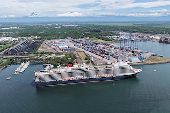 Guatemala inauguró la temporada de cruceros 2026-2027 con el arribo del buque Queen Elizabeth a Puerto Quetzal.