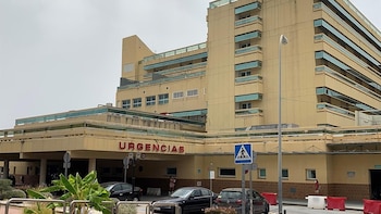 Treinta sanitarios del Hospital Costa del Sol, forzados a dormir en sus coches por la crisis de vivienda: “No encontraban lugares disponibles o eran impagables”