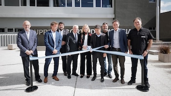 Grupo de nueve personas, incluyendo a Axel Kicillof, Hilda Kogan, Sergio Torres y Daniel Soria, cortando una cinta azul y blanca frente a un edificio moderno