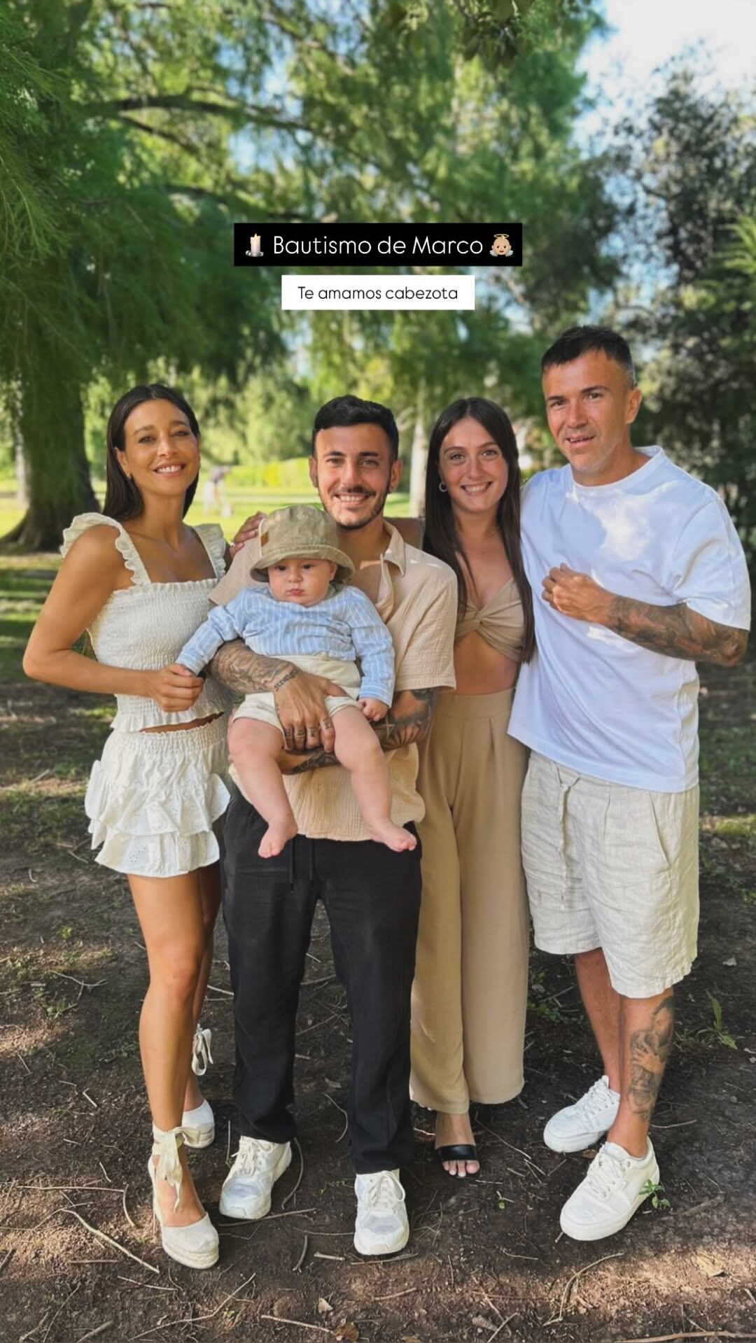 Guido Mazzoni y su hijo Marco lucieron atuendos combinados en tonos claros, ideales para la ceremonia bajo el sol y la naturaleza (Instagram)