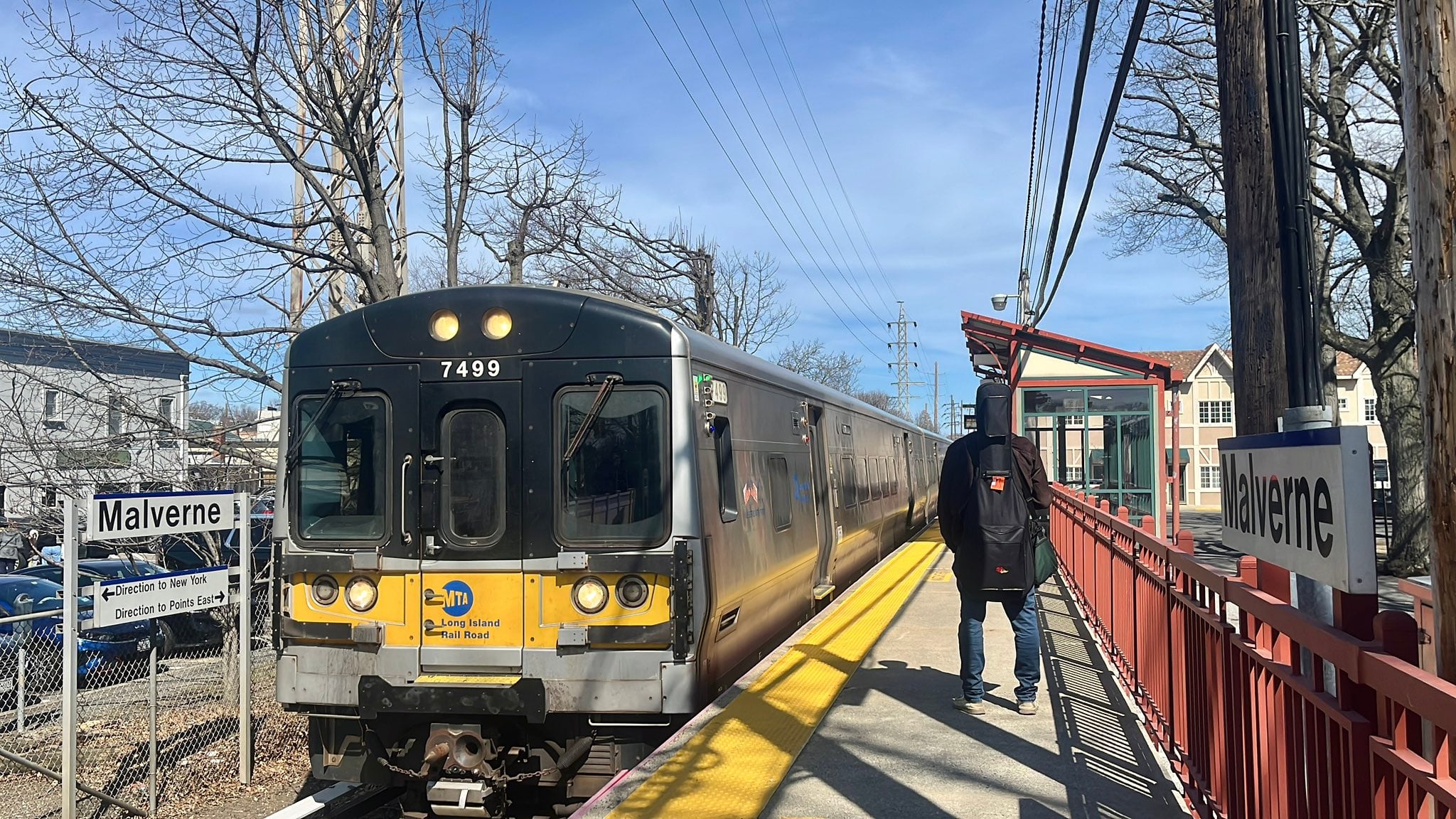 La MTA habilitó autobuses lanzadera gratuitos desde puntos estratégicos de Long Island hasta estaciones de metro de Nueva York, priorizando a los trabajadores esenciales y a quienes no disponen de teletrabajo. Foto: X @MTA
