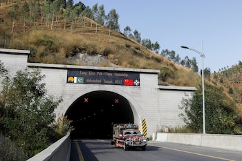 Un vehículo pasa por el