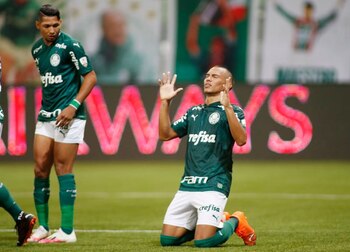 FOTO DE ARCHIVO: Gabriel Verón del Palmeiras celebra un gol de su equipo durante el partido disputado contra Tigre en el estadio Allianz Arena de São Paulo, Brasil, el 21 de octubre de 2020. REUTERS/Miguel Schincariol
