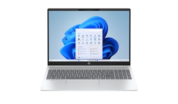 Portátil HP OmniBook plateado sobre fondo blanco. La pantalla muestra el sistema operativo Windows 11 con el menú de inicio abierto. Teclado gris y touchpad