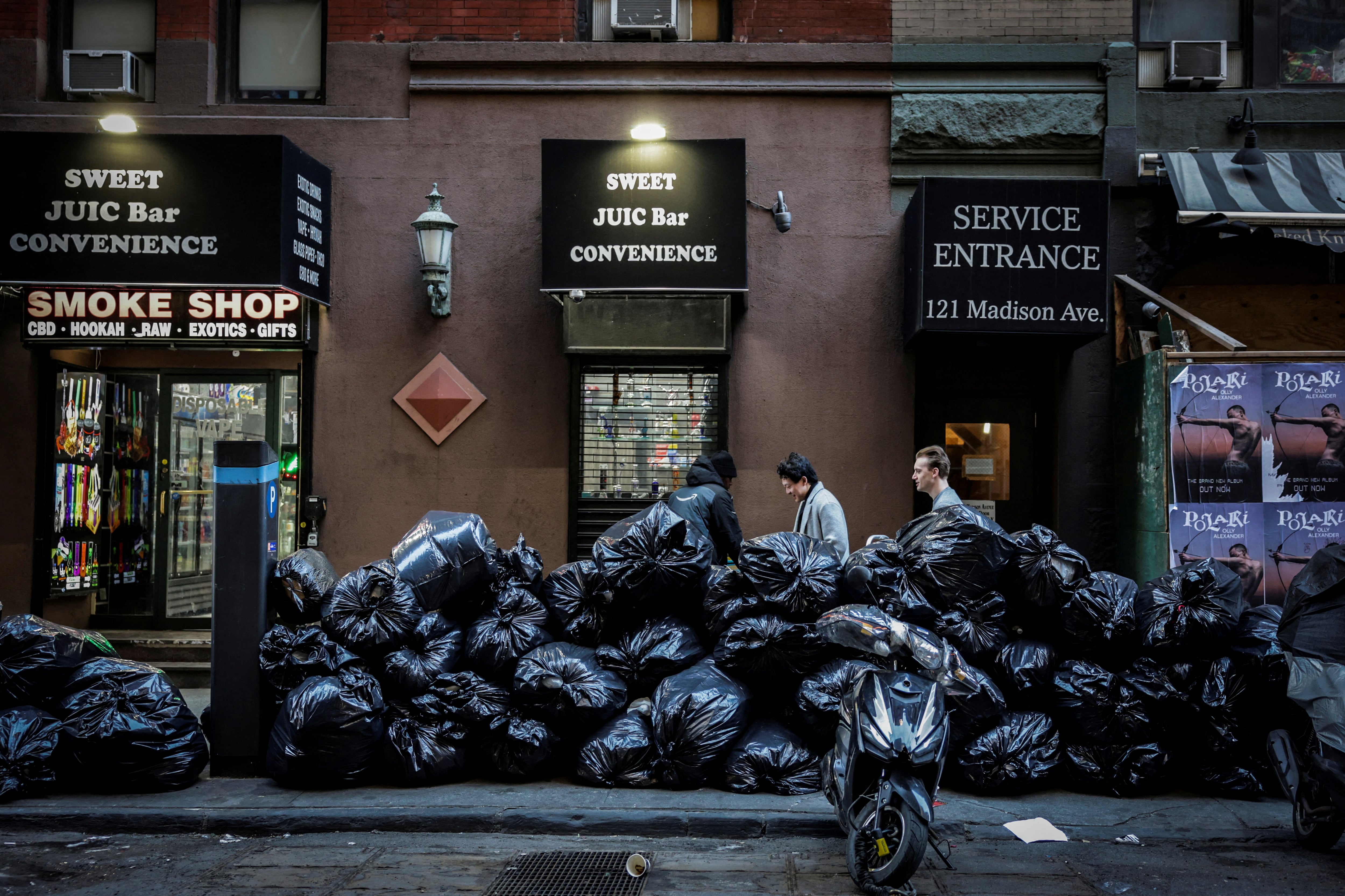 Nueva York multará desde el 8 de septiembre de 2026 con hasta USD 200 a quienes saquen la basura sin los NYC Bins oficiales (REUTERS/Jeenah Moon)