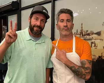 Michael Solomonov junto al actor