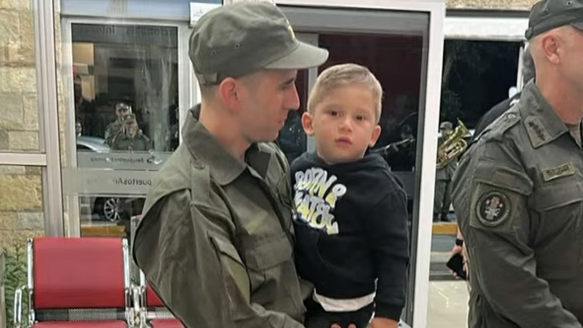 Nahuel Gallo, junto a su hijo, tras arribar a Ezeiza