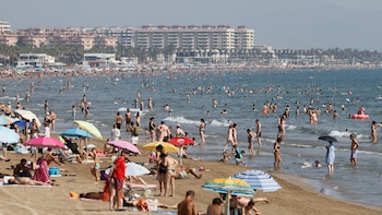 La Aemet activa la alerta meteorológica por el calor intenso y las tormentas con granizo que azotan al este de España: estas son las regiones más afectadas