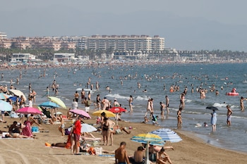 La playa de las arenas en Valencia, a 6 de agosto de 2026. (EFE/ Ana Escobar)