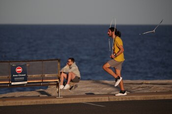 Un hombre hace ejercicio durante
